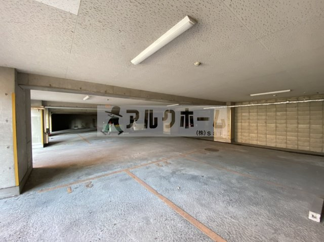 柏原市国分本町１丁目の賃貸マンションの駐車場