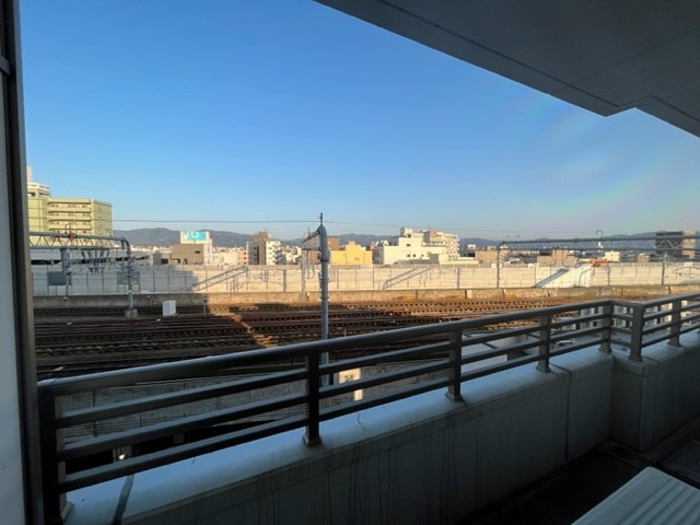 エリアスの展望|福井駅前のマンションですから線路が見えるのは当然なのですが、眺望は遠望が重要です！街並みの奥に山も望める眺望ですから、圧迫感が無くて落ち着くと思います。