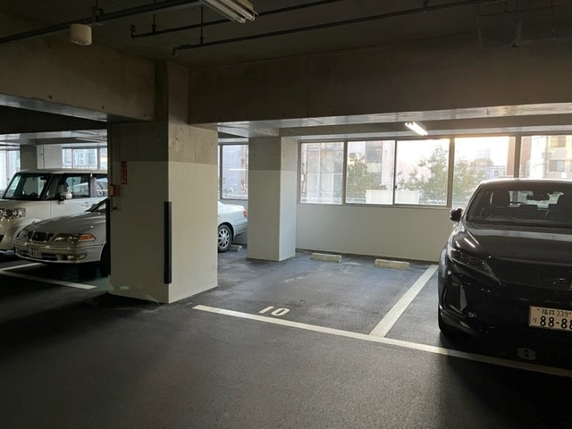 エリアスの駐車場|このお部屋の大きな目玉は何といってもこの駐車場にあるのではないでしょうか？冬場の駐車場の雪かきや屋根の雪下ろしで苦い思いをしている方には必見の屋根付き自走式駐車場は正に宝物です！！