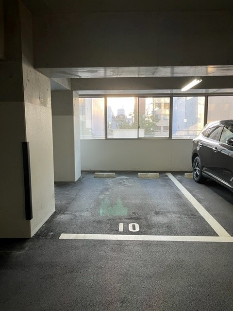 エリアスの駐車場|とても出入りのしやすい場所にある、この１０番の駐車スペースがお部屋に付いてきます。