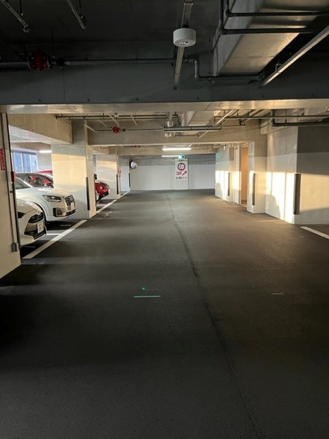 エリアスの駐車場|駐車場全体のスロープはこんな感じです。かなりゆったりとしてますので、車の出し入れは簡単にいくのではないでしょうか？(^_-)-☆