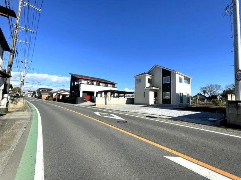 高崎市阿久津町Ⅰ期（全1棟）1号棟の前面道路含む現地写真
