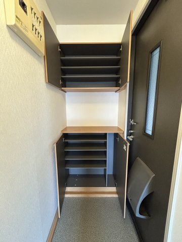 メゾン　アイ　ファミーユ　A棟の玄関