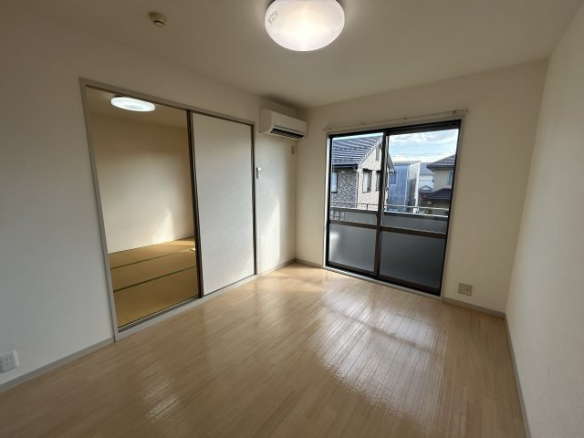 メゾン　アイ　ファミーユ　A棟の洋室