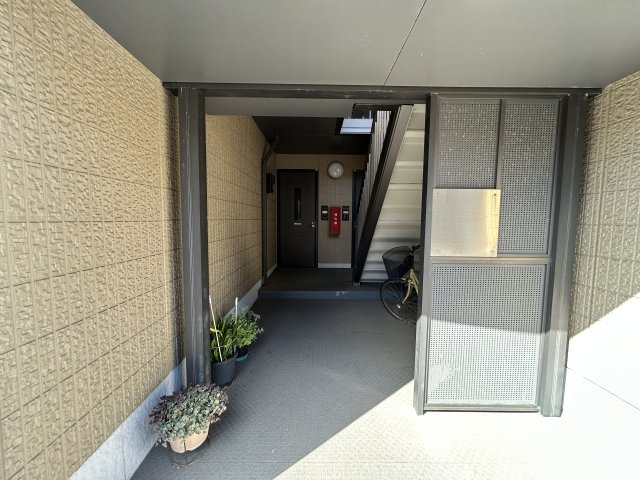 メゾン　アイ　ファミーユ　A棟のエントランス