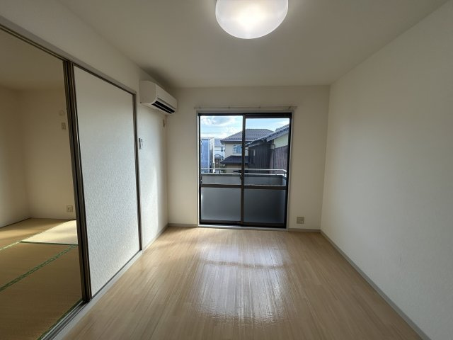 メゾン　アイ　ファミーユ　A棟の洋室