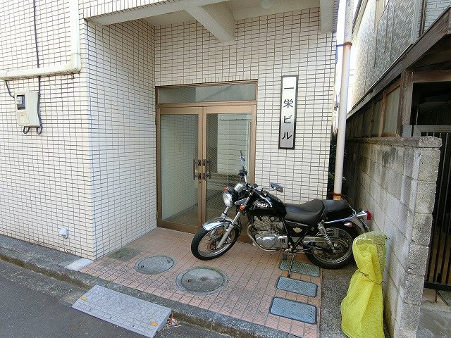 一栄ビルのエントランス