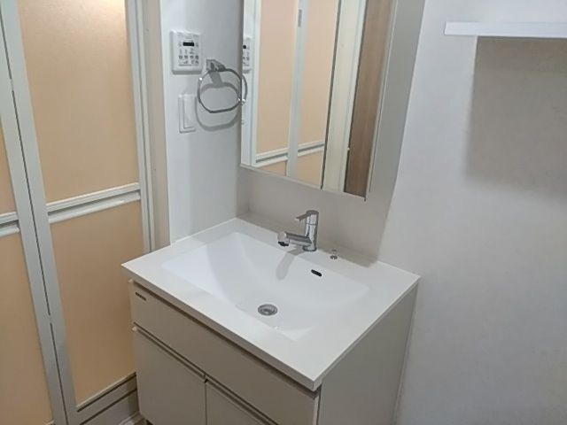 【洗面所】 | ネストピア博多駅前Ⅲ | ゆったりとスペースのある洗面所