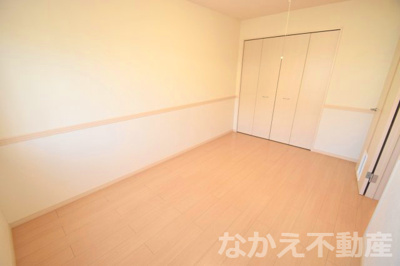 【寝室】 | シャインヒルズ富岡 | 広くて明るい寝室