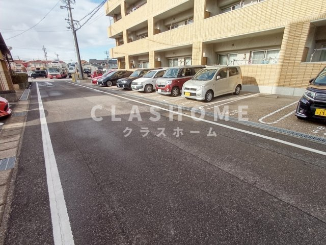 サンコートAIの駐車場
