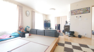 【居間・リビング】 | 甲斐市西八幡 平成24年築積水ハウス施工の中古住宅 南道路 | とても明るいリビングを是非ご見学にいらしてください。