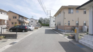 【前面道路含む現地写真】 | 甲斐市西八幡 平成24年築積水ハウス施工の中古住宅 南道路 | 南側幅員約6メートルの公道　居住者しか利用しないのでお子様が遊んでいても安心です。