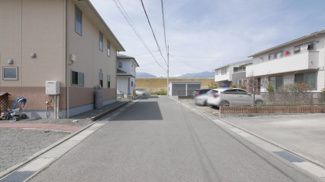 【前面道路含む現地写真】 | 甲斐市西八幡 平成24年築積水ハウス施工の中古住宅 南道路 | とても静かな環境です。ゆったりした敷地でゆったりとした生活を。