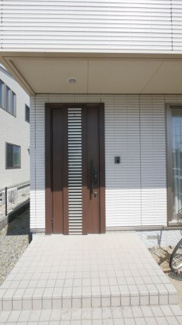 【玄関】 | 甲斐市西八幡 平成24年築積水ハウス施工の中古住宅 南道路 | 南向きの明るい玄関です。