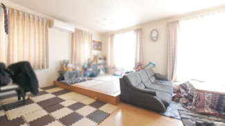 【居間・リビング】 | 甲斐市西八幡 平成24年築積水ハウス施工の中古住宅 南道路 | 南に面する広々としたリビングは22.9帖　畳コーナーあり