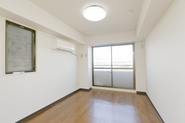 ドエル新小岩の洋室|別部屋、反転タイプ