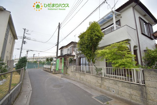 鴻巣市大間　中古一戸建ての前面道路含む現地写真