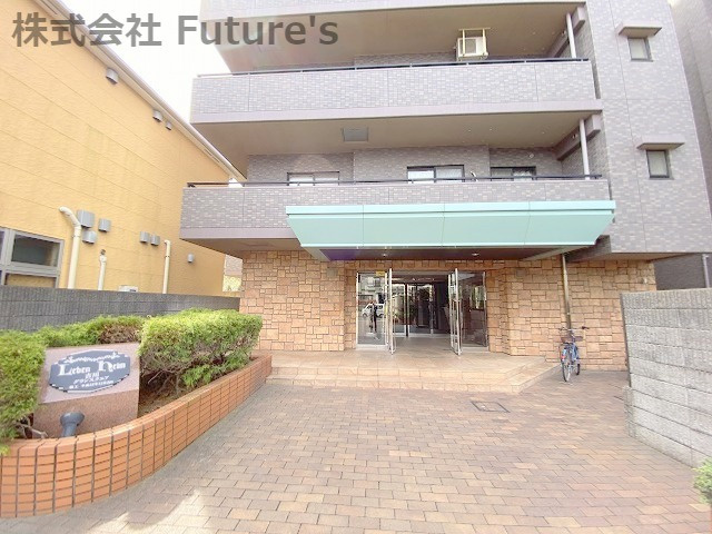 レーベンハイム吉川グランスクエアのエントランス|エントランス前は緑が多く、癒されます。