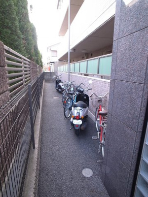 【その他共用部分】 | フルリール | 自転車は、エントランス横スペースへ。
