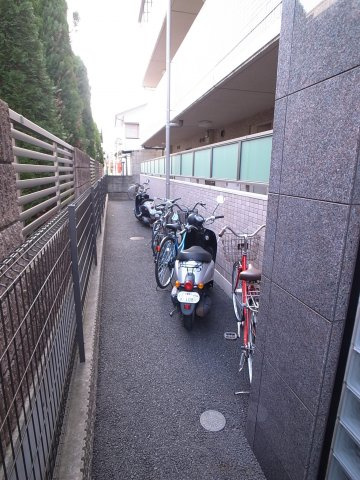 【その他共用部分】 | フルリール | 自転車は、エントランス横スペースへ。