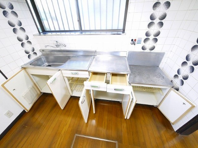 南紀寺町一戸建のキッチン|使いやすいキッチンで収納も豊富です