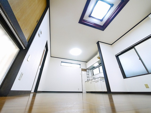 南紀寺町一戸建の居間・リビング|こちらの居間で趣味の時間をお楽しみください