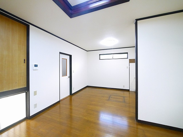 南紀寺町一戸建の居間・リビング|ゆったりとした居間です