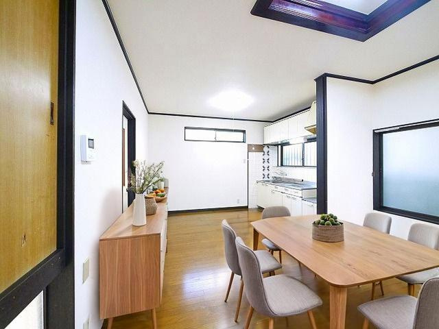 南紀寺町一戸建の居間・リビング|こちらの居間で趣味の時間をお楽しみください