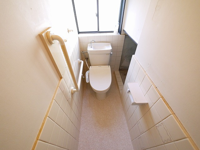 南紀寺町一戸建のトイレ|ゆったりとした空間のトイレです