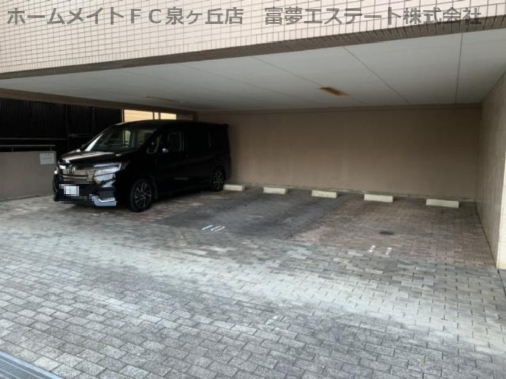 メゾンアベニールの駐車場