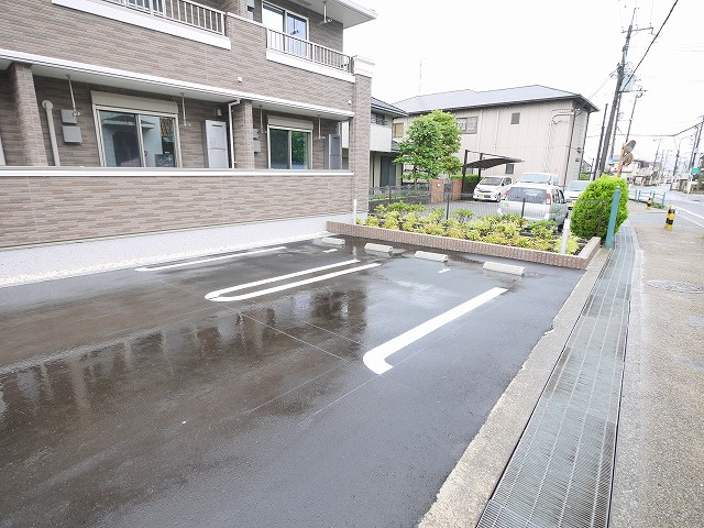 アベニール（あやめ池北）の駐車場