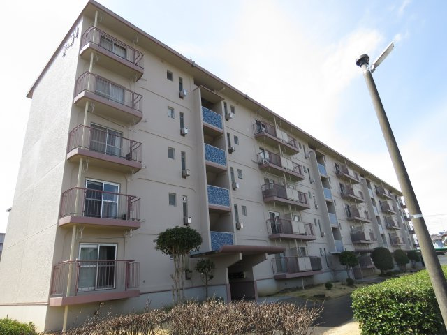 東坂戸団地34号棟の外観