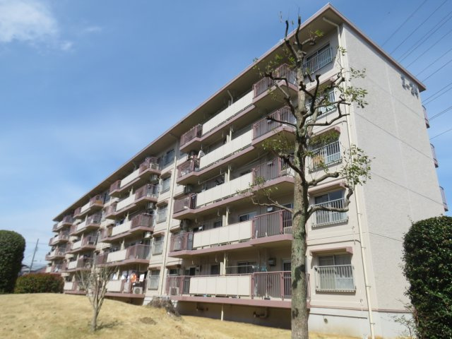 東坂戸団地34号棟の外観