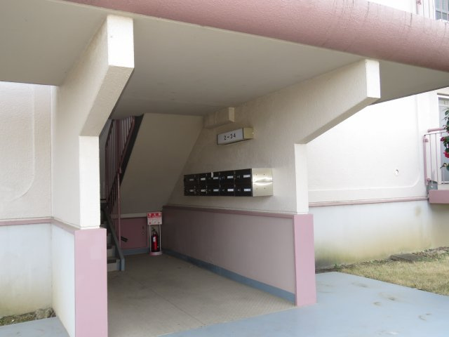 東坂戸団地34号棟のエントランス
