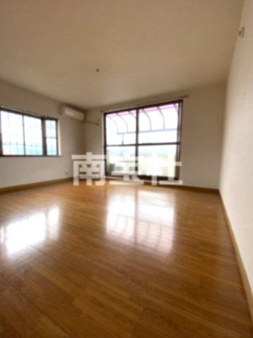 【居間・リビング】 | 大きな窓があって明るいお部屋です