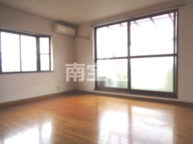 【居間・リビング】 | エアコン付きの洋間です