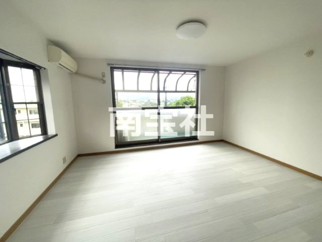 【居間・リビング】 | 大きな窓があって明るいお部屋です