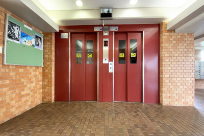 【エントランス】 | 向島ニュータウン | エレベーターが2基あるので、忙しい通勤・通学時間にエレベーター待ちが緩和されて助かります。
