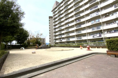 【その他共用部分】 | 向島ニュータウン | マンション敷地内に、小さいお子様が遊べる公園があります。子育て世代の方は助かりますね。