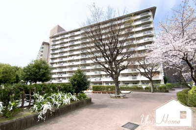 【外観】 | 向島ニュータウン | 近鉄京都線『向島駅』徒歩5分以内と交通アクセス便利なマンションの周辺には、徒歩圏内に買い物施設・金融機関・病院など点在する暮らしやすい環境。学校・公園・保育機関も近く子育環境も充実しています。