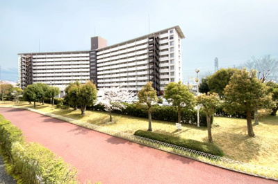 【展望】 | 向島ニュータウン | 草木が多く綺麗に整備された敷地内です。2階部分ですが隣の建物との間隔も広く、景色も良好ですね。