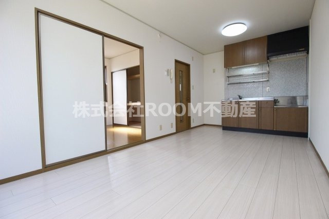 平江マンションライガの居間・リビング|使いやすい居間です