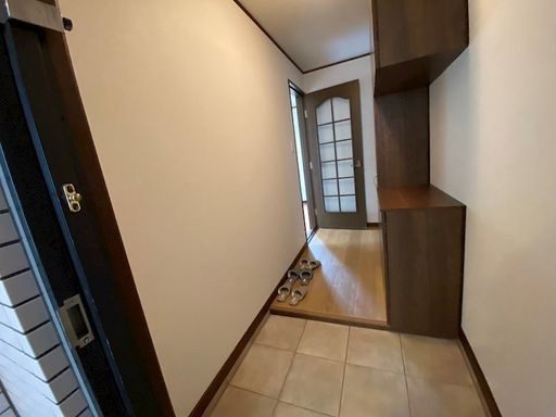 サンビルダー西岡本パレスの玄関