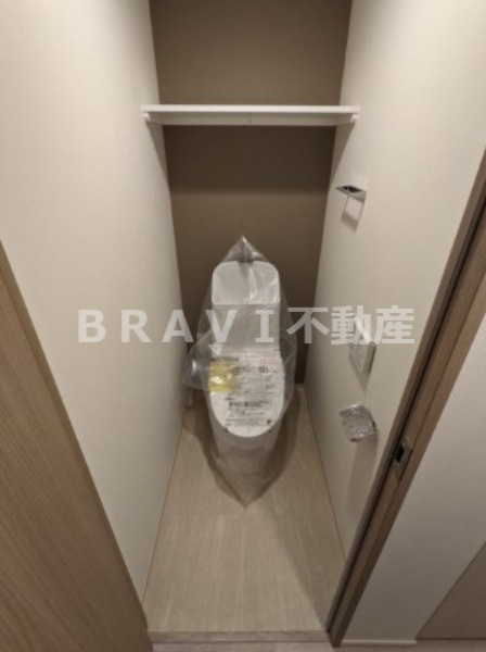 BPRレジデンス大阪本町Q BRAVI不動産のトイレ|【BPRレジデンス大阪本町Q】棚のあるトイレ