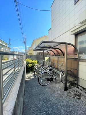 【その他共用部分】 | メゾン本町 | 屋根付き駐輪スペース