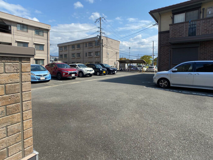 ハピネス・フューチャー B棟の駐車場