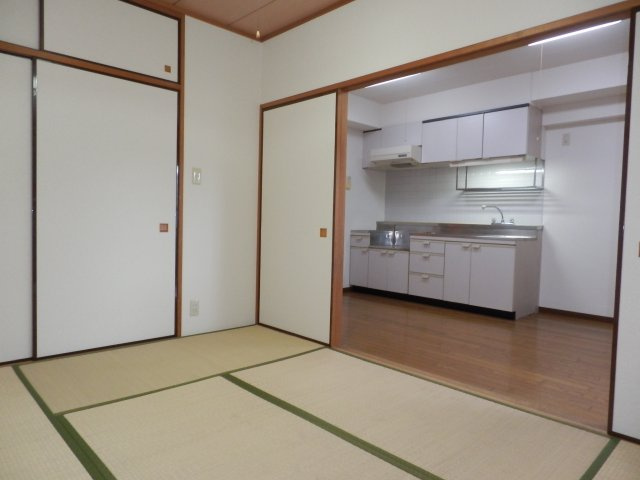 【寝室】 | 吉田ビル | 押し入れあり