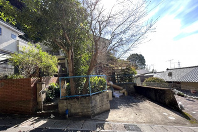 【外観】 | 宇治市宇治東内　中古テラスハウス | 近くの児童公園は、140ｍ先にある《川東公園》です。幼稚園も徒歩5分にあり子育てもしやすい環境です。