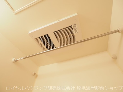 雨の日に便利な浴室乾燥機付きです。