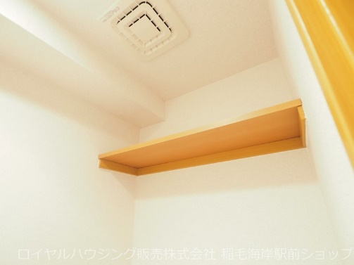 トイレ上部に便利な収納スペースあります。